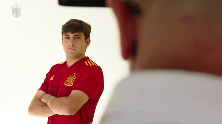 Iván Azón posa con la camiseta de la selección española.