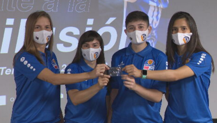 Las jugadoras del Sala Zaragoza posan con el carnet. Imagen: Sala Zaragoza.