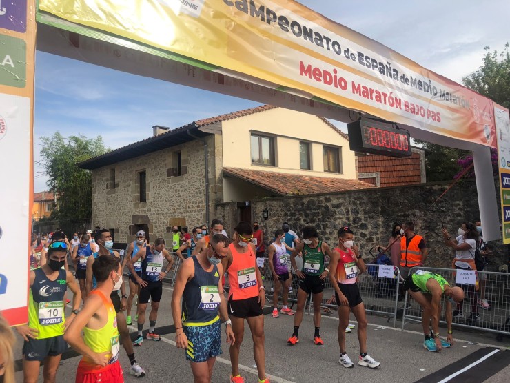 Salida del Medio Maratón con Olmos (dorsal 10) y Abadía (dorsal 2) Foto: Federación Española de Atletismo