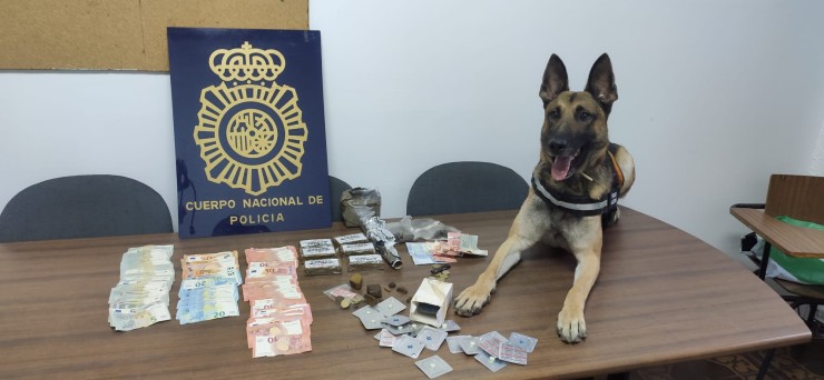Sustancias estupefacientes y dinero en efectivo intervenido durante la operación policial.