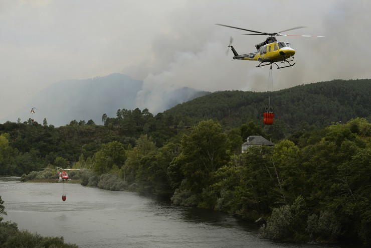 Imagen de los helicópteros recogiendo agua (EP).