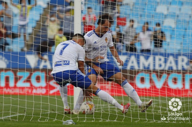 Narvaéz y Eguaras recogen el balón tras el 1-1 anotado por el primero. Foto: LaLiga