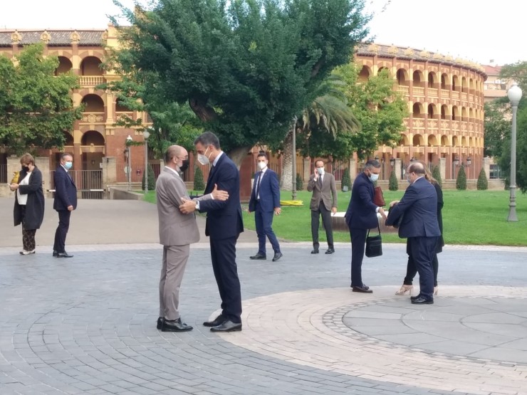 Momento en el que Javier Lambán recibía a Pedro Sánchez en el edificio Pigatelli.