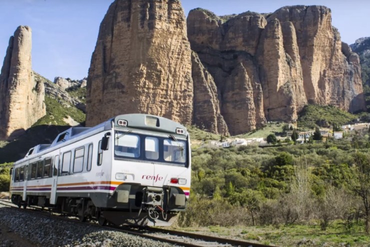 Un tren 'tamagotchi', en el trayecto entre Canfranc y Zaragoza. Foto: Turismo Hoya de Huesca: H