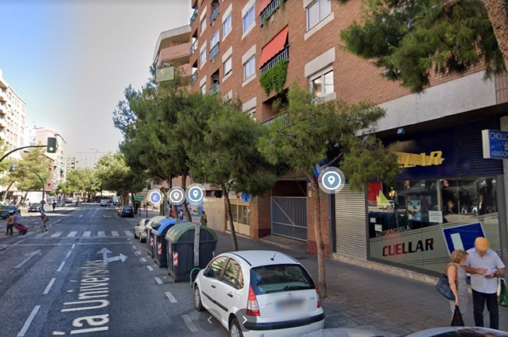 Imagen del bloque de pisos, en Vía Univérsitas, en el que tuvo lugar la agresión. Fuente: Google Maps
