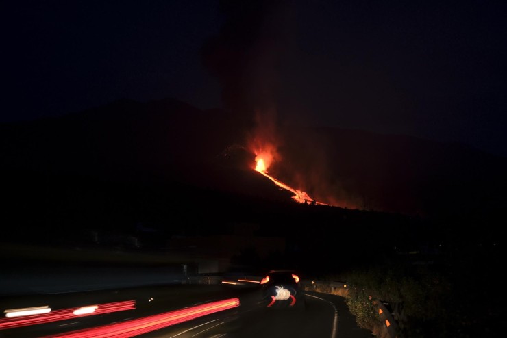 Tras un día relativamente en calma, la erupción volcánica de La Palma ha empezado a lanzar lava a gran velocidad y virulencia (EFE).