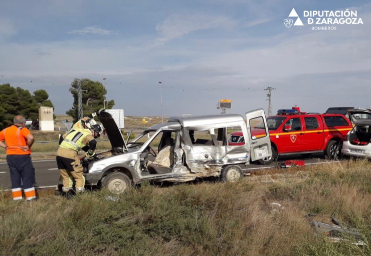 Los bomberos han tenido que extraer al herido del interior del vehículo, tras quedar atrapado. (Foto: Bomberos Diputación de Zaragoza).