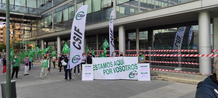 Concentración de CSIF este martes ante la sede del Servicio Aragonés de Salud.