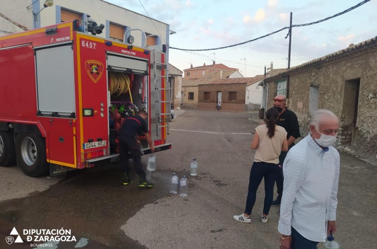 Los bomberos de la Diputación de Zaragoza llevan agua a los vecinos de Villafranca (DPZ).