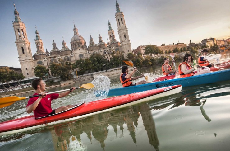 Varias personas, sobre piraguas en el río Ebro. Foto: Turismo de Aragón.