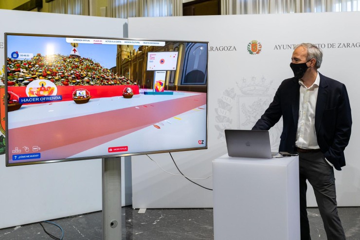 El alcalde de Zaragoza, Jorge Azcón, ha sido el primero en hacer la ofrenda virtual. (Fotos: Miguel G. García).