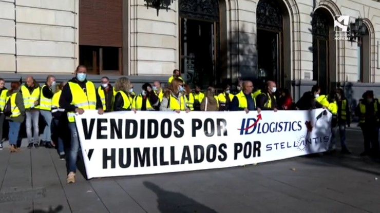 Los empleados de IDL protestan por los despidos.