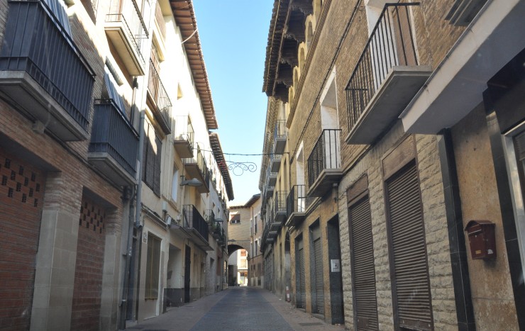 Imagen de la calle de la Mediavilla, en Ejea (Zaragoza). (EP)