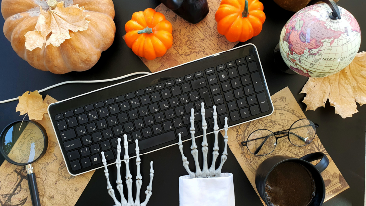 Manos de esqueleto sobre un teclado de ordenador.
