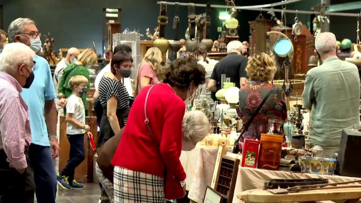 Compradores en la Feria de Antigüedades (Zaragoza).