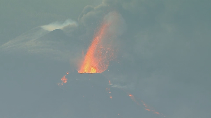 Imagen del volcán durante la mañana del domingo. (Imagen: RTVC).