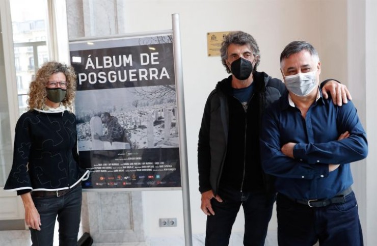 Gervasio Sánchez, junto al director y la productora de 'Álbum de posguerra' (EFE).