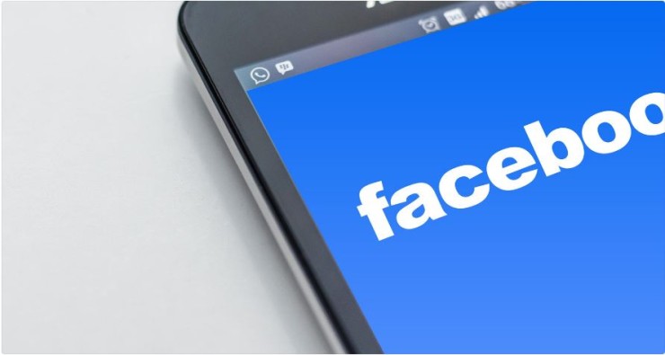 Un teléfono móvil muestra en su pantalla el logo de Facebook. (CANVA)