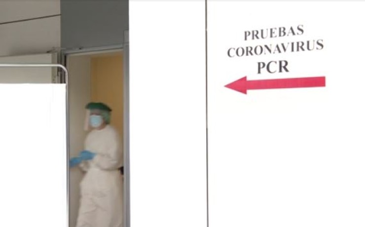 Fila para pruebas PCR en el Centro de salud Los Olivos, en Huesca.
