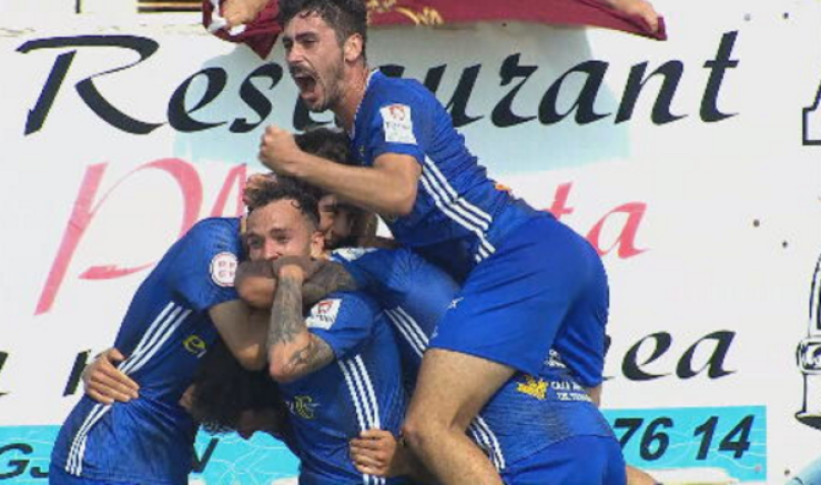 Los jugadores del CD Teruel celebran un gol.
