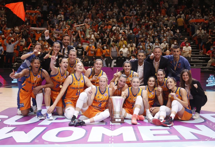Cristina Ouviña (abajo a la derecha) posa con sus compañeras de Valencia Basket y la Supercopa de Europa. Foto: Valencia Basket