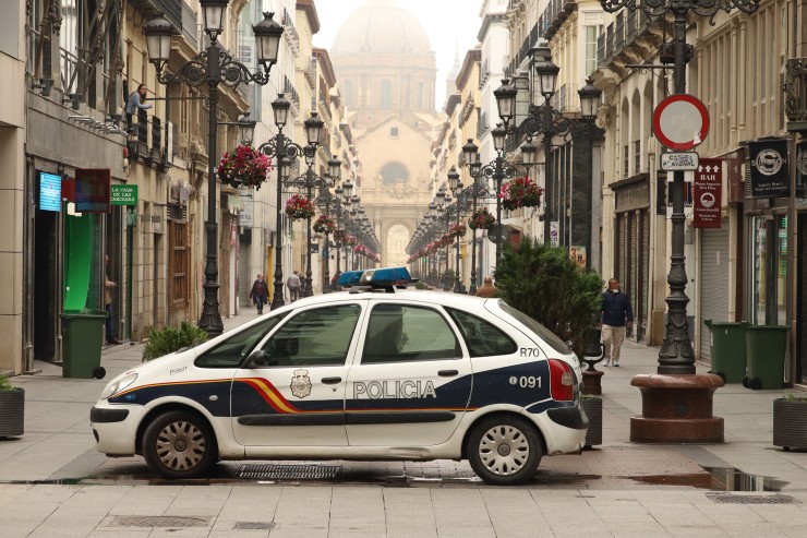 Un coche de policía aparcado en el centro de Zaragoza durante el estado de alarma.