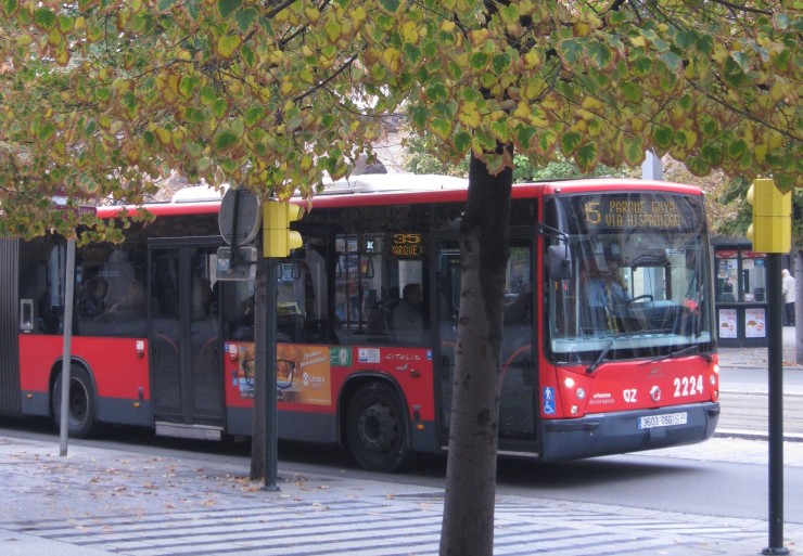 Autobus urbano de Zaragoza circulando en el Paseo Independencia (EP).
