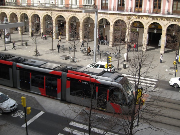 Un tranvía pasa por Paseo de Independencia, en Zaragoza.