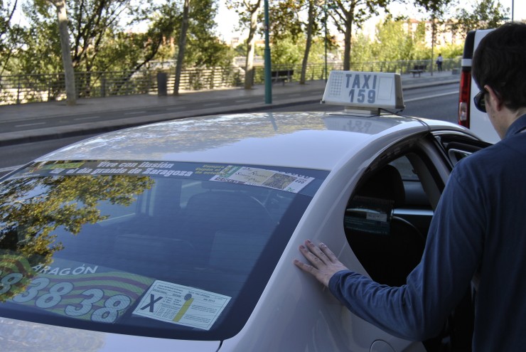 Un hombre sube un taxi en Zaragoza.