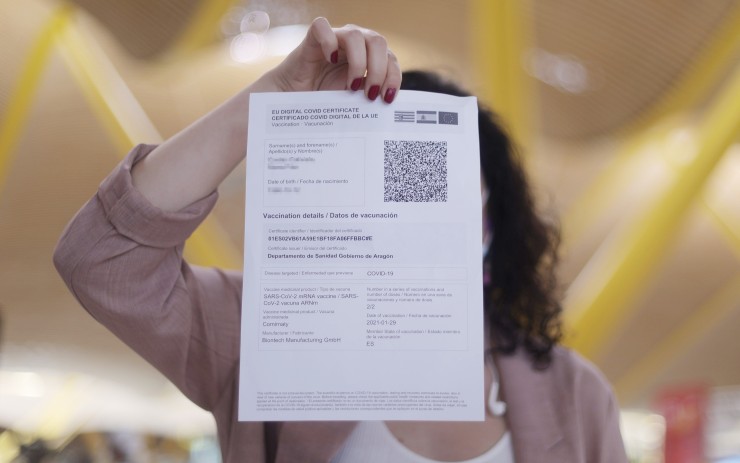 Una mujer muestra su certificado Covid expedido en España y válido para toda la Unión Europea. (Foto: EP)