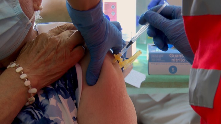 Una persona de avanzada edad, recibiendo la vacuna de la COVID-19. (Foto: EP)