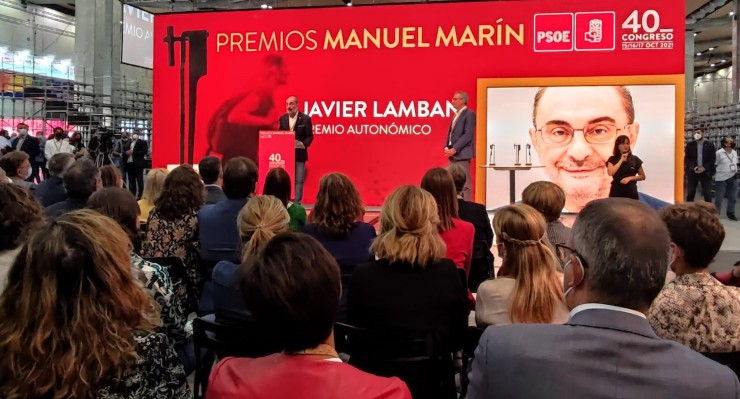 El secretario general del PSOE aragonés, Javier Lambán, durante su discurso tras recibir el premio Manuel Marín. (EP)