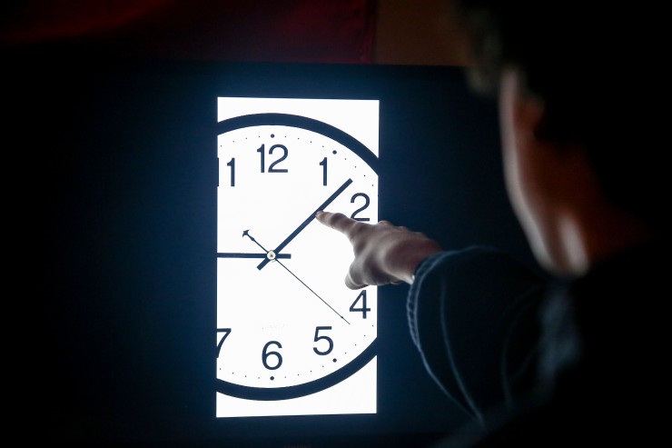 Un hombre señala las manecillas de un reloj. (EP)