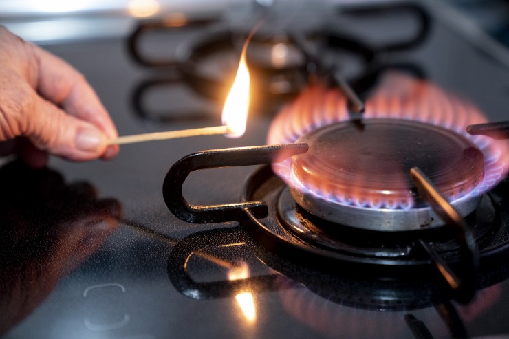 Una persona enciende un fuego de cocina de gas.