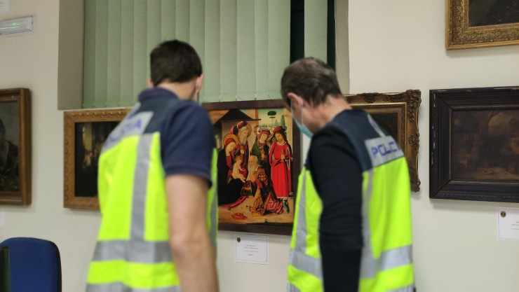 Agentes de Policía frente a una pintura falsificada (E.P.).