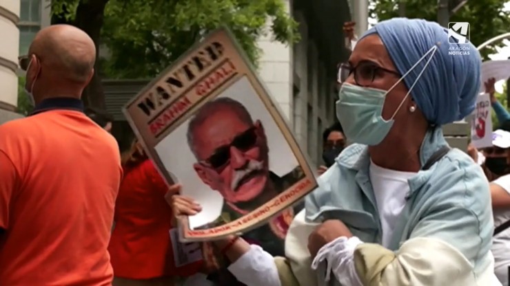 Una mujer sostiene un cartel con la imagen del líder del Frente Polisario Brahim Gali.
