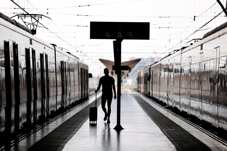 Un usuario de Renfe en una estación prácticamente vacía. (Foto: EP)
