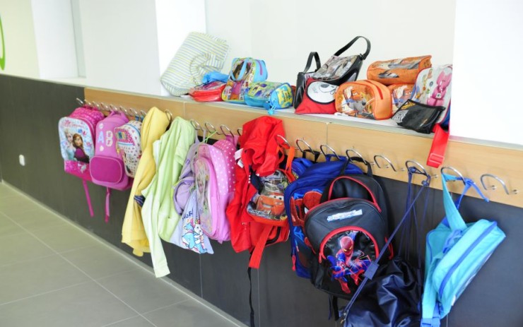 Imagen de un perchero con ropa y mochilas infantiles. (Foto: Gobierno de Aragón)