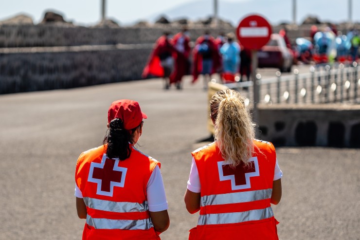 Dos voluntarias de Cruz Roja en Lanzarote.