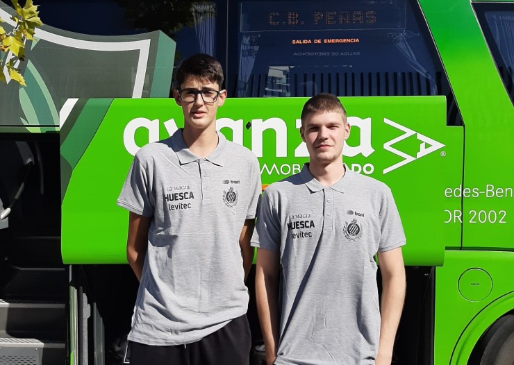 Aday Mara y Pavle Stosic posan delante del autobús del Levitec Huesca La Magia.