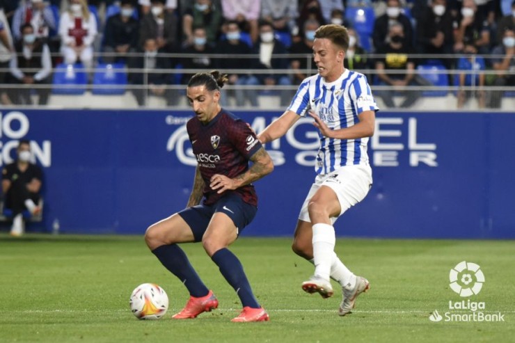 Marc Mateu protege un balón ante un rival. Foto: LaLiga