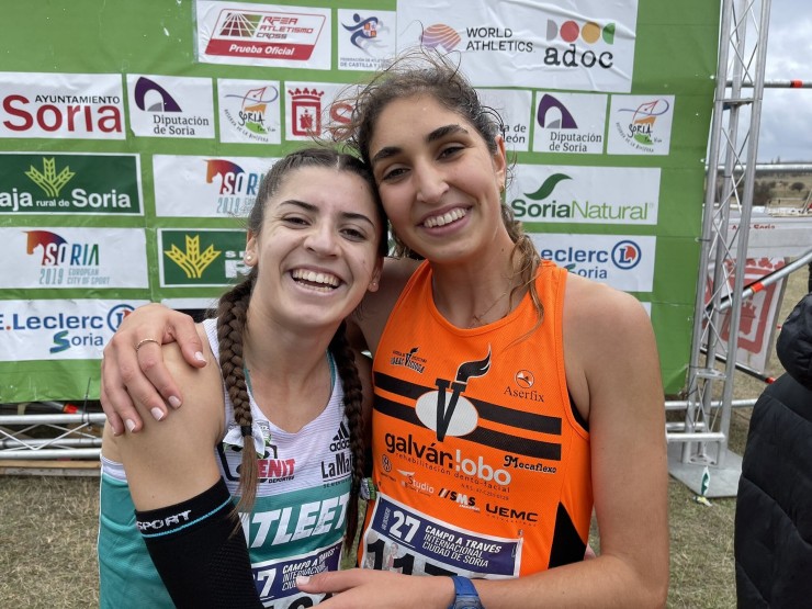 Mireia Arnedillo, a la izquierda de la imagen, exultante tras ganar. Foto: Asociación ANOC
