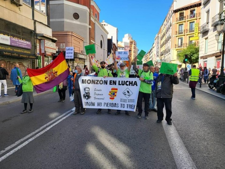 Miembros del movimiento 'Aragón no pierdas tu tren' ha participado en la manifestación.