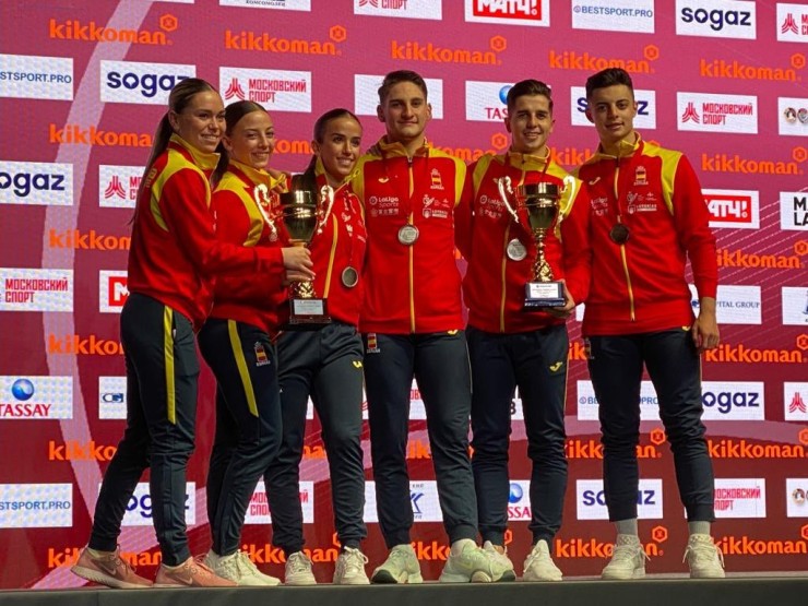 Raquel Roy posa junto a sus compañeros de la selección española de kárate.