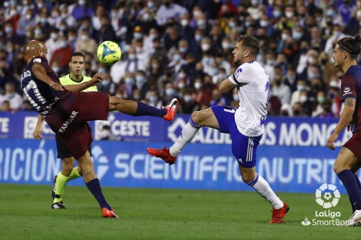 Mikel Rico y Vada pugnan por el balón en un lance del partido. Foto: LaLiga