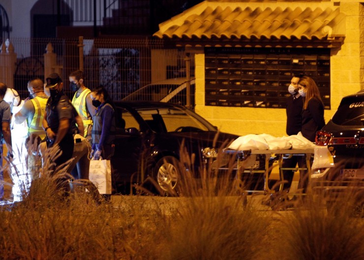Los restos humanos de la mujer asesinada por su pareja fueron hallados en el interior de un contenedor de basura del casco urbano de Torrevieja (Alicante). (EFE/Morell).