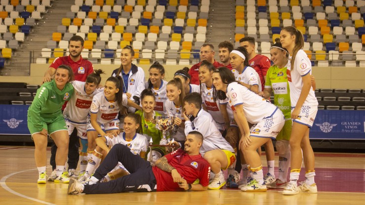 Las jugadoras del Sala Zaragoza posan con el trofeo de Campeonas.