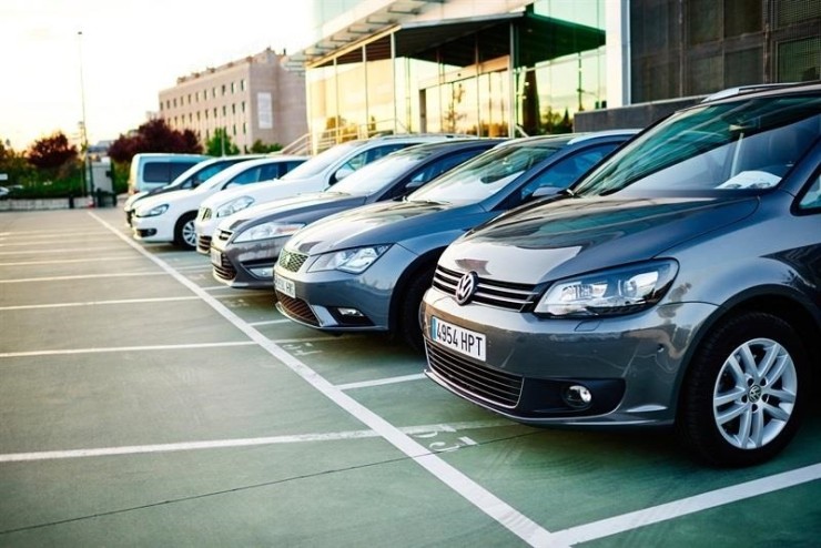 Varios coches de renting, aparcados en un parking. (Foto: EP)
