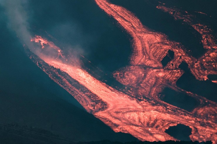 Imagen tomada ayer domingo, 24 de octubre, de la nueva boca de la parte inferior del cono secundario del volcán, de la que sale abundante lava (EFE).