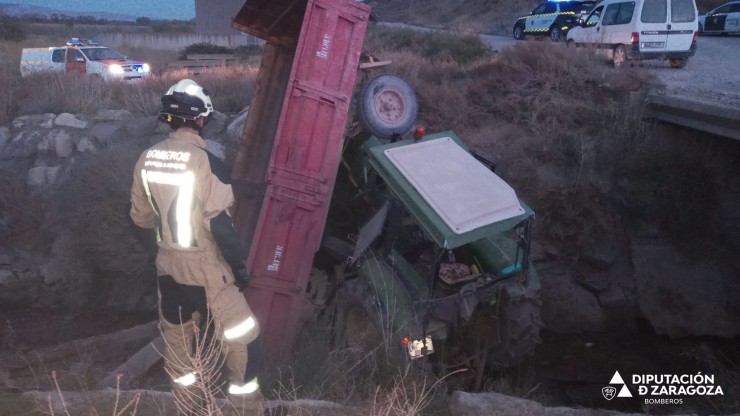 Tractor volcado este lunes 18 de octubre (Diputación de Zaragoza).